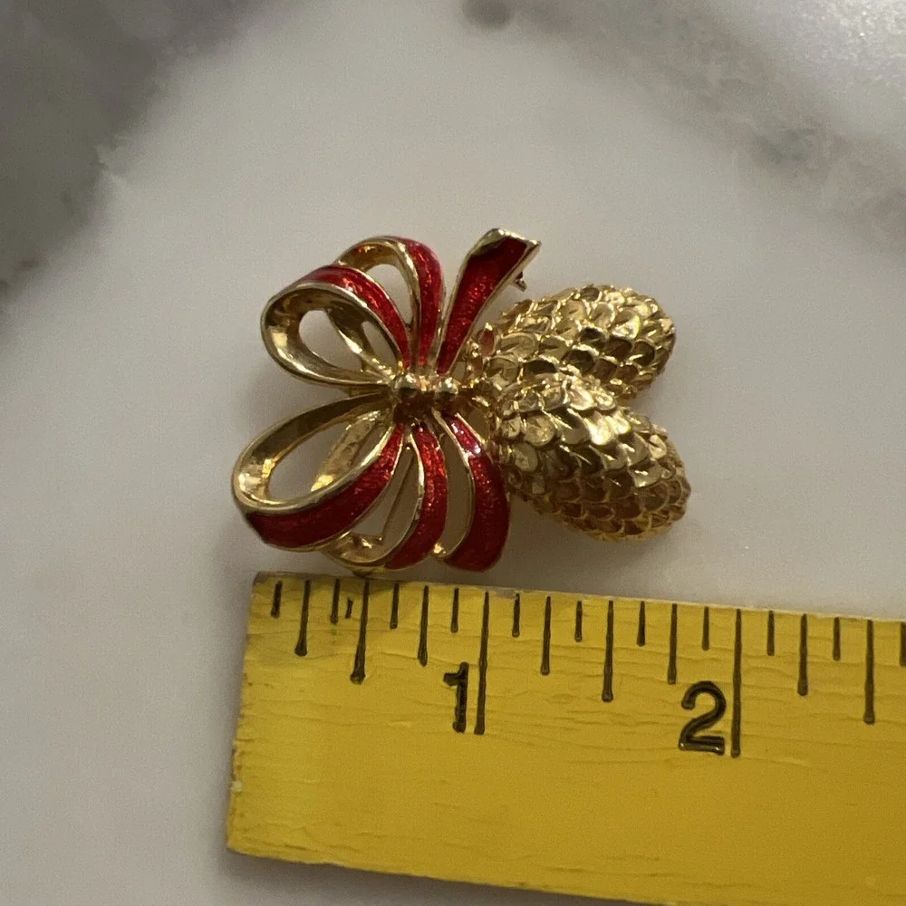 Signed Danecraft Christmas Pinecones Bow Ribbon‎ Brooch Pin